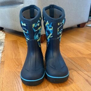 Bogs Kids' Black and Blue Patterned Boots